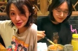 郑爽带替身吃火锅 两人素颜现身相处十分融洽