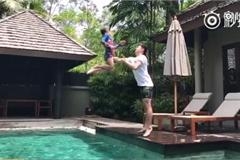 田亮把儿子高高抛起丢水中 当儿子还在扑腾时他