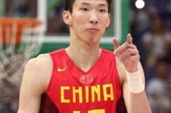 情商高姚明提醒周琦多替队友拎包 周琦要守饮水