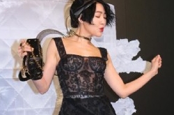 小S出席艺术展开幕酒会 黑色蕾丝连身洋装亮相
