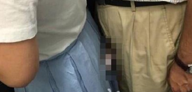 男子公然露下体猥亵