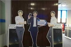明星公布恋情惹怒粉丝？ 宋仲基人形立牌被丢弃