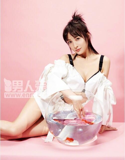 吴昕拍大尺度性感封面照获一致好评 没想到身材如此有料