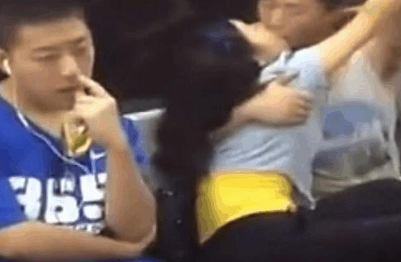 男女地铁情难自己被拍