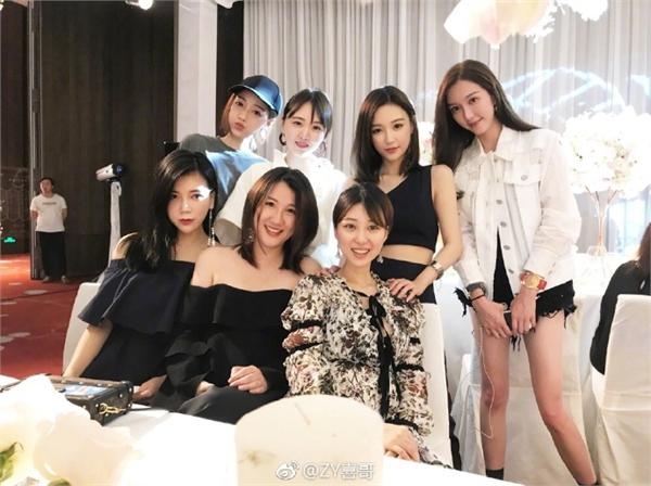 王思聪前女友雪梨订婚疑怀孕 请众网红吃鲍鱼秦奋前女友到场