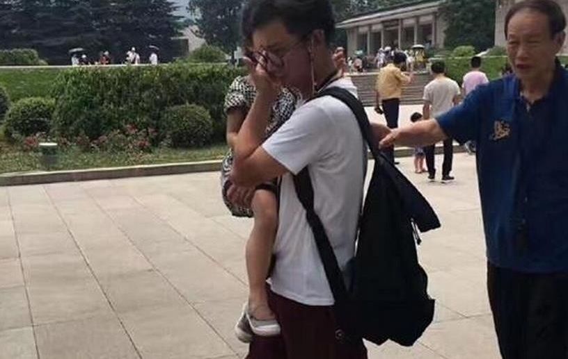 马伊琍一家出游