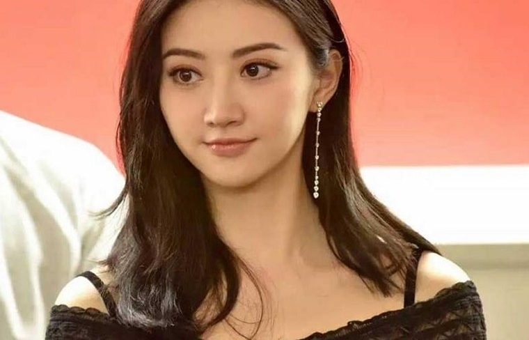 景甜浴室半裸凹造型