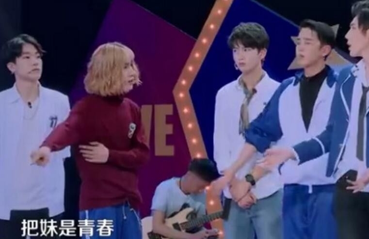 何炅发飙事件升温