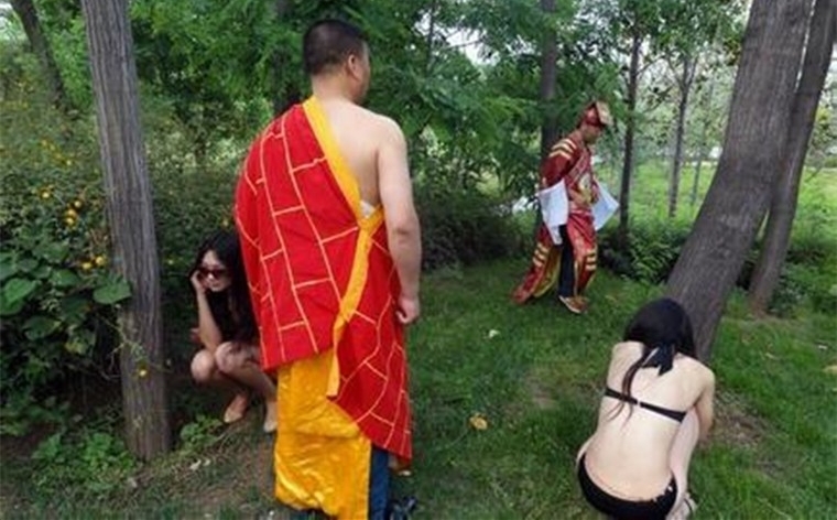 色和尚给美女开光