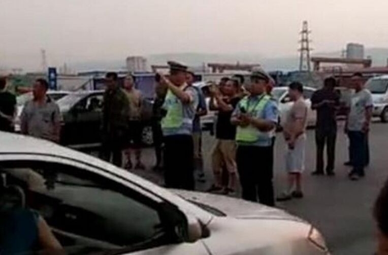 卡车司机裸体狂骂交警