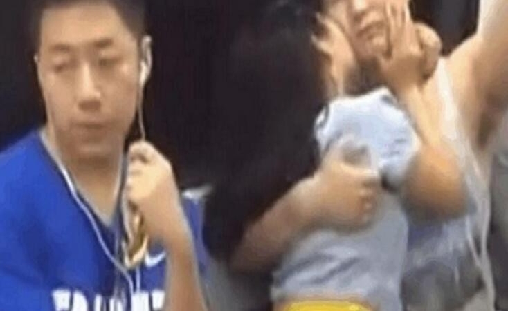 男女地铁情难自己