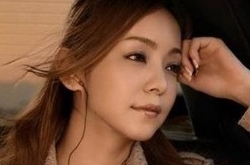 日本天后貌如少女 安室奈美惠被称冻龄美女身材
