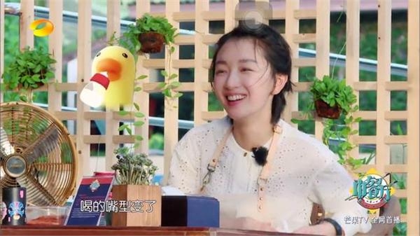周冬雨自曝6岁还在喝奶 嘴巴都吸出了唇珠