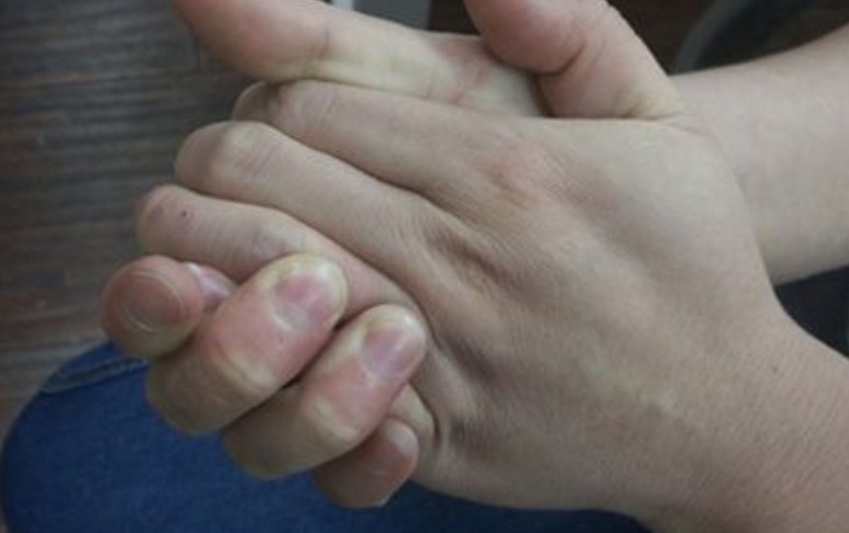 男子半夜被人摸手