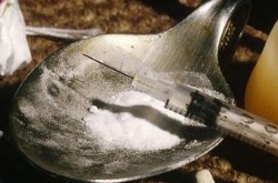 吸毒男精神失常自残 脱光衣服跑在街上