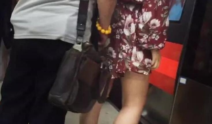 色狼4分钟4摸女孩