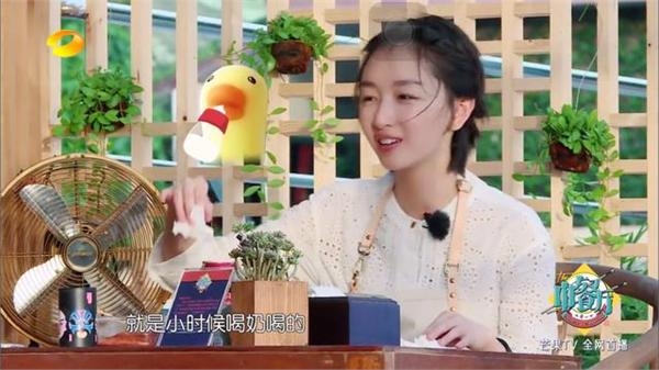周冬雨自曝6岁还在喝奶 嘴巴都吸出了唇珠