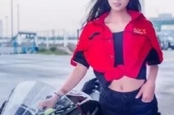 机车界妖精女王夜间疾驰出车祸不幸身亡 现场血