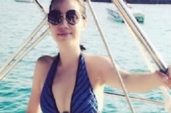 甄子丹嫩妻晒比基尼照 傲人美胸长腿超抢镜