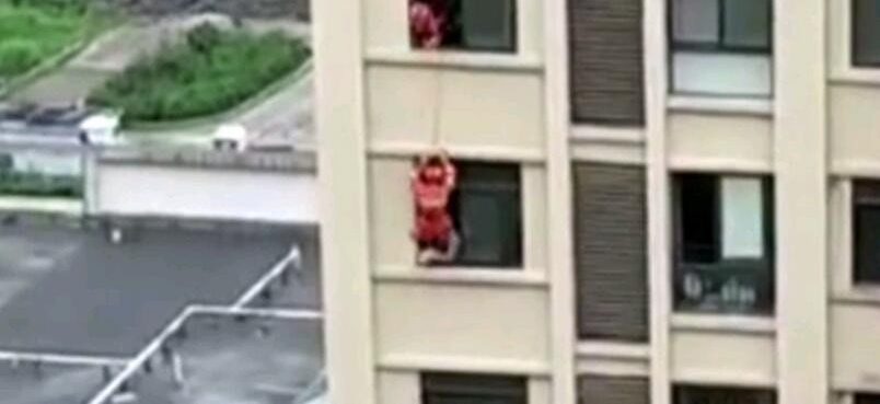 高中生跳楼被踹回