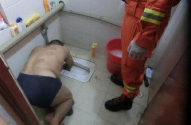 男子捡肥皂惹祸
