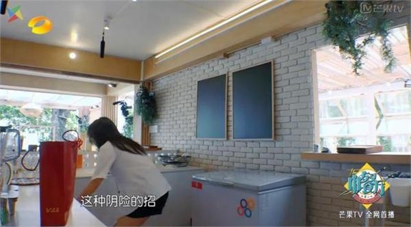 黄晓明节目被罚做俯卧撑赵薇一股屁股坐其身上 姿势看着好污