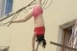 女子穿内衣倒挂电线杆 真相竟是擦玻璃时不小心失足坠下
