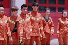 关关将消防服穿成露肩装还说黑龙江是农村被骂