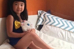 曹格女儿近照曝光 女大十八变Grace变身长腿姐姐