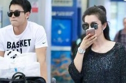 李冰冰与男友现身机场 小男友魅力太大随身伺候