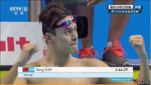 孙杨200米夺冠累瘫在泳池旁 黄子韬：我的偶像只有一个孙杨