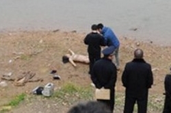 河边惊现一对男女尸 画面曝光疑似为情殉情