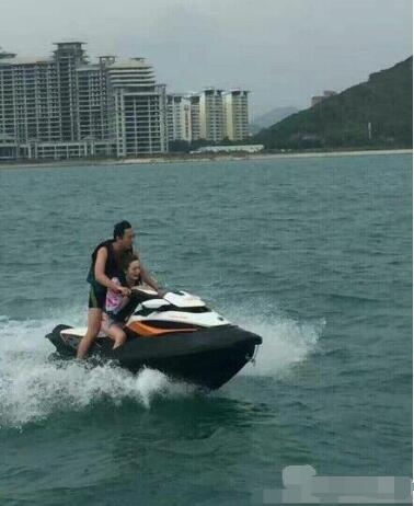 王思聪带美女玩被浪打翻上岸一幕太尴尬 女方哭诉：鼻子骨折了