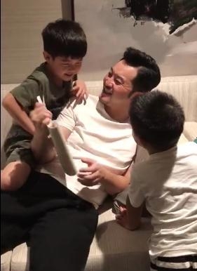 小鱼儿向沙溢学葵花点穴手肉手萌爆 学认字与安吉互动超有爱