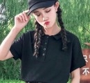 潮人出街女生POLO衫配什么衣服 女生黑色有领T恤