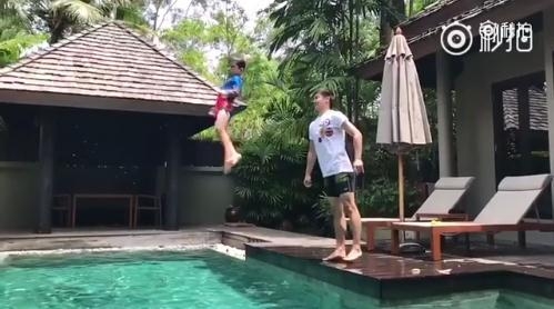 田亮把儿子高高抛起丢水中 当儿子水中扑腾时他竟拉衣服走了