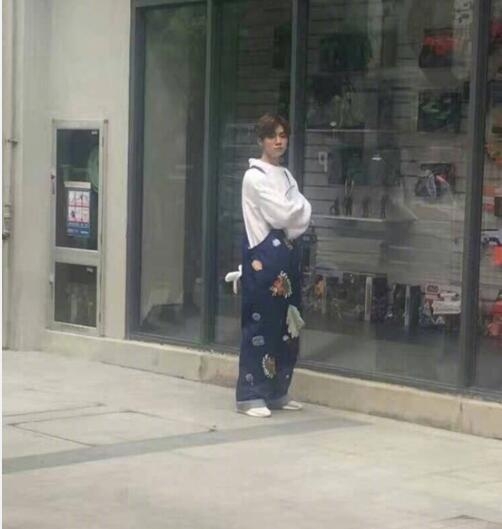 烈日炎炎鹿晗穿厚重玩偶服拍戏 给敬业的傻狍子点个赞