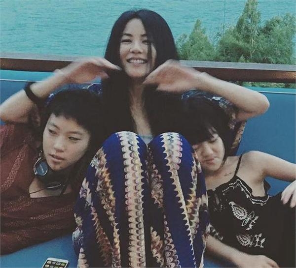 李嫣陪王菲逛街一脸无奈 网友：仿佛看到不想陪女朋友逛街的男友