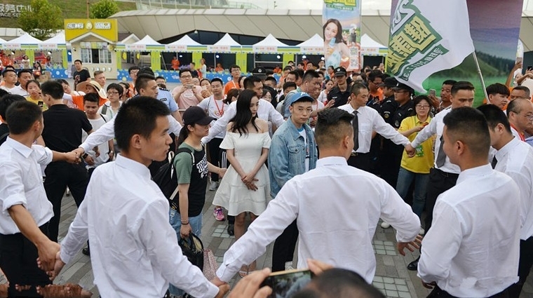 杨幂短裙被吹起