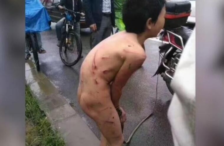 熊孩子被脱光游街