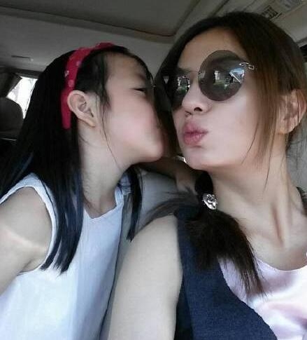 赵薇带女儿度假 小四月长发及腰女神范儿十足