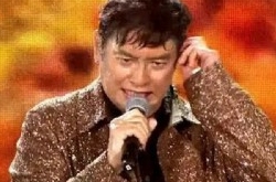 谭咏麟倾盆大雨开唱 全身被淋湿仍坚持演唱完令