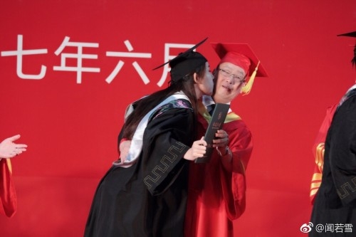 组图：女大学生毕业典礼亲吻校长称圆满了 男同