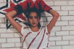 关晓彤晒打拳照炫腹 关晓彤晒拳击运动美照尽显