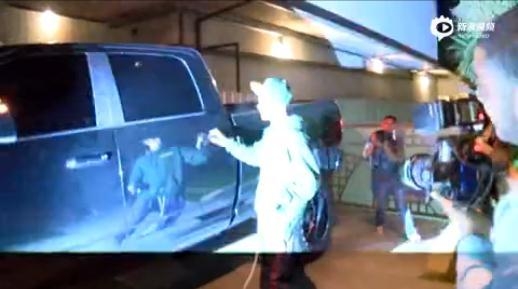 比伯驾车遭狗仔围堵猛地冲出撞倒人 接下来的举动获众人点赞