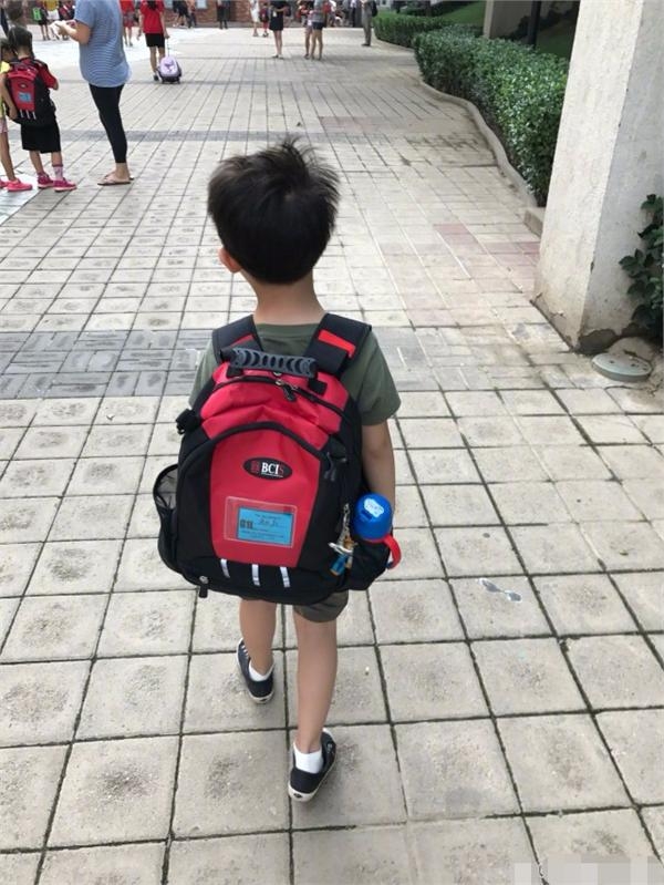 沙溢宣布安吉上小学意外曝光高额学费 东北宋仲基靠自己上学