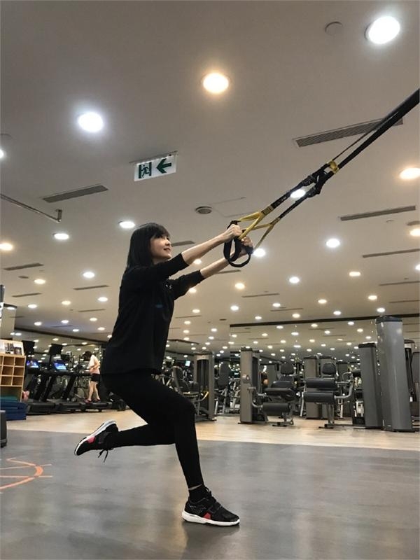 49岁周慧敏晒健身照年轻苗条似少女 但大家对她头发有点无语