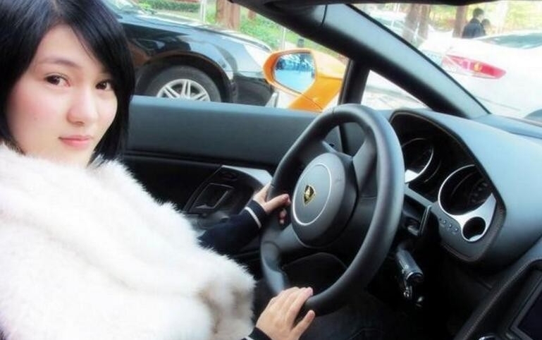 郭美美陪人睡觉图片
