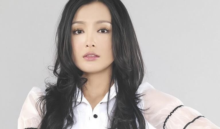 秦岚被袭胸