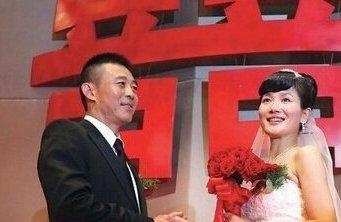 老戏骨侯勇携妙龄女回公寓疑恋情曝光 因前两段婚姻被骂渣男
